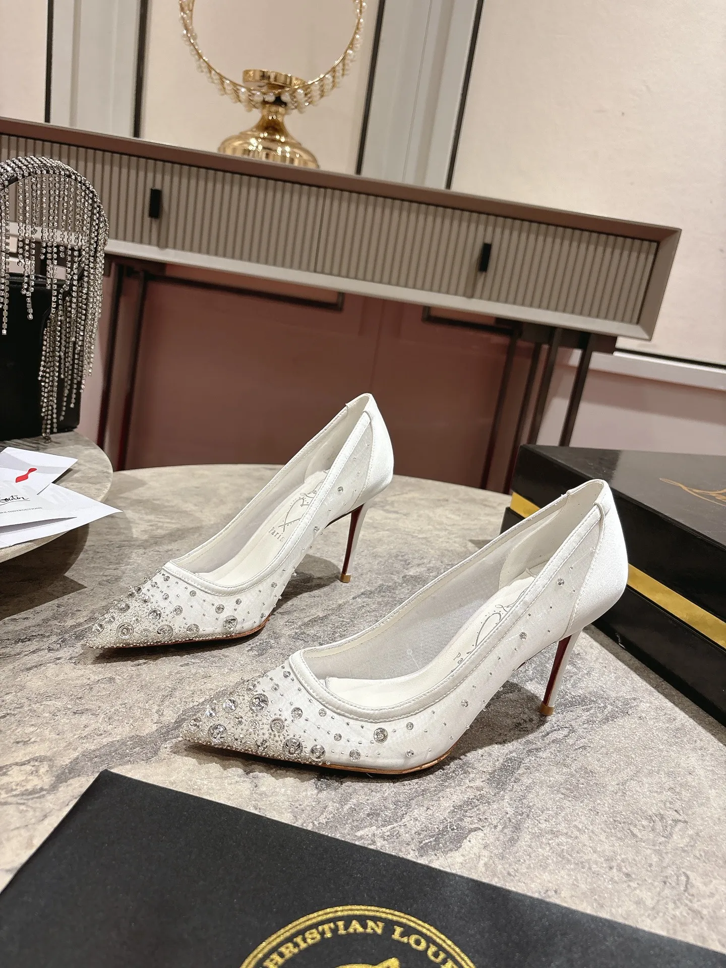 👟👟Ex-factory price 740👟👟 🆑❥∙ Mesh seam drill (single shoe)🦋✪ꫛꫀw.✔︎ This style features a slightly pointed toe made from white mesh with crystal beads and diamonds, a 65mm heel height, hand-placed crystals added to the front, and our signature Louboutin red sole with Christian Louboutin's signature and heart-shaped imprint logo on the insole. Size: 34 yards-42 yards (34.40.41.42. Customized, non-returnable and non-exchangeable‼️) Heel height: 6.5cm Color: White Apricot
